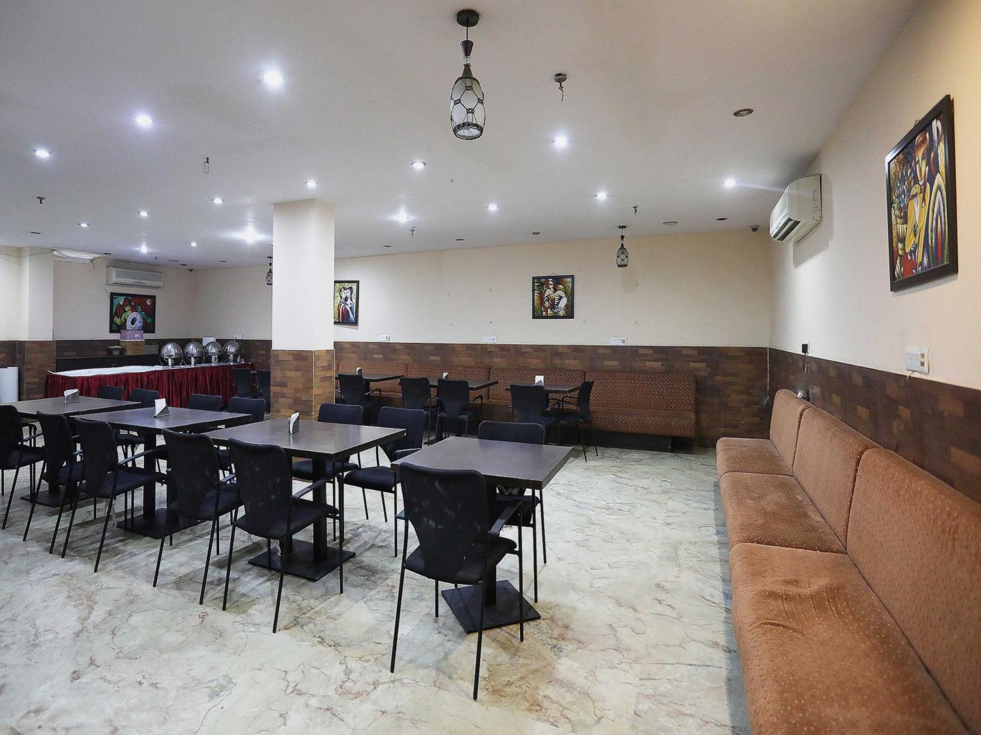 Oyo Hotel Vedas Heritage Дели Экстерьер фото